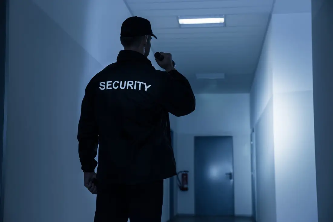 Guardia de seguridad recorriendo un pasillo